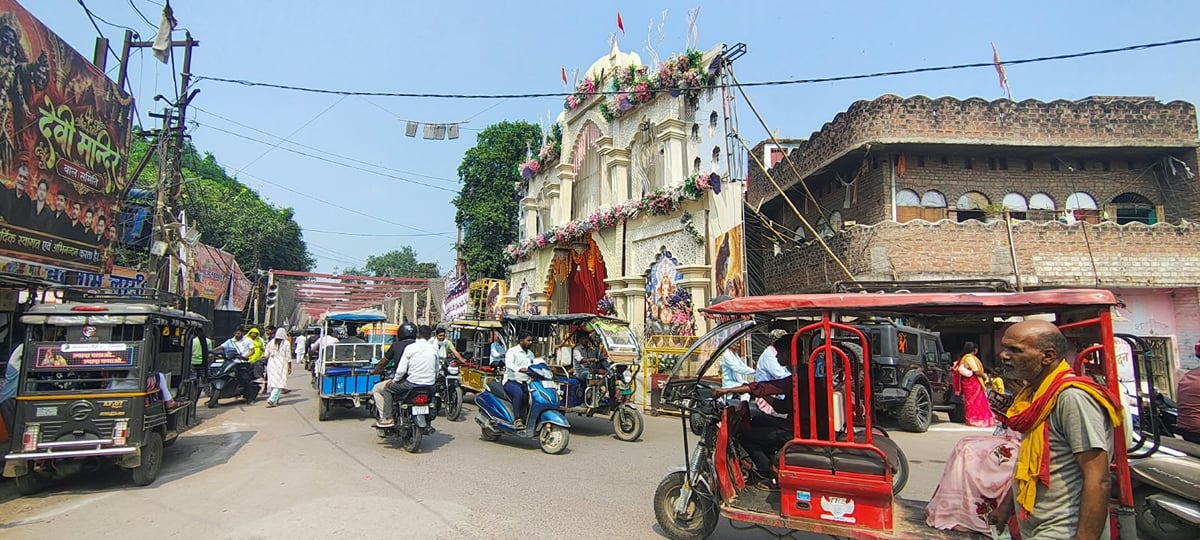 Banda News: हाईटेंशन लाइनों के नीचे पंडाल, भीड़ से हादसे का खतरा