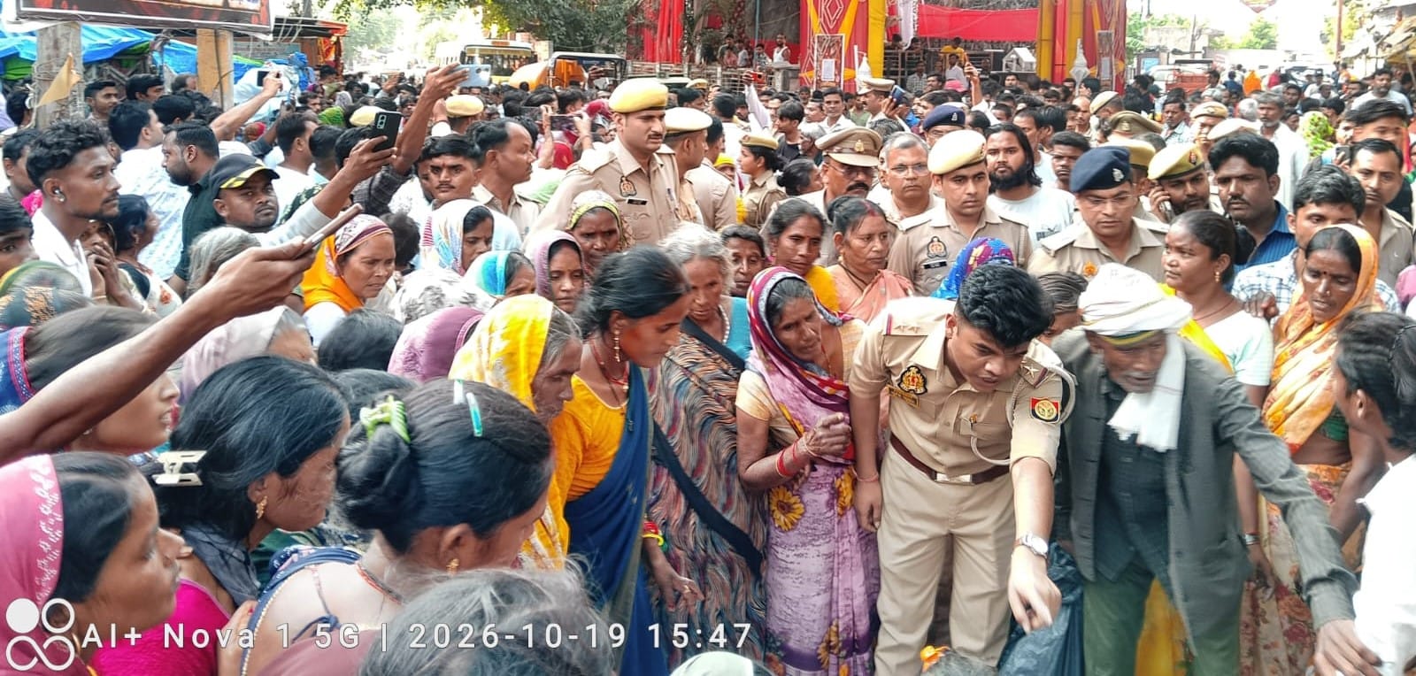 फोटो 19 एचएएमपी 39- शहर स्थिति कालपी चौराहा में हाईवे पर शव रखकर जाम लगाए परिजन। संवाद