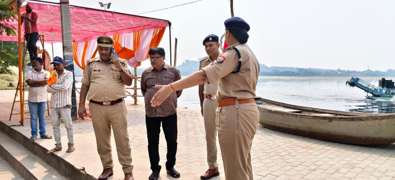 फोटो 19 एमएएचपी 21 परिचय-शहर के विसर्जन स्थल ऐतिहासिक कीरत सागर तट के निरीक्षण में निर्देश देती