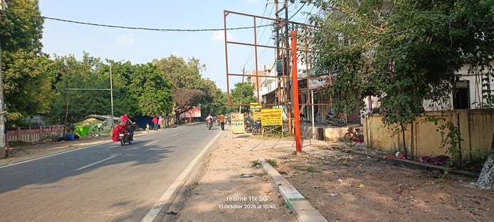 Etawah News: फुटपाथ पर लगाए गए होर्डिंग वाहन सवारों के लिए बने खतरा