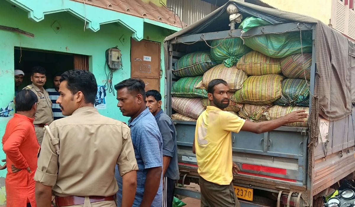 Jalaun News: बिना कागजात मिला ब्रांडेड कंपनी का गुटका, लोडर समेत माल कब्जे में