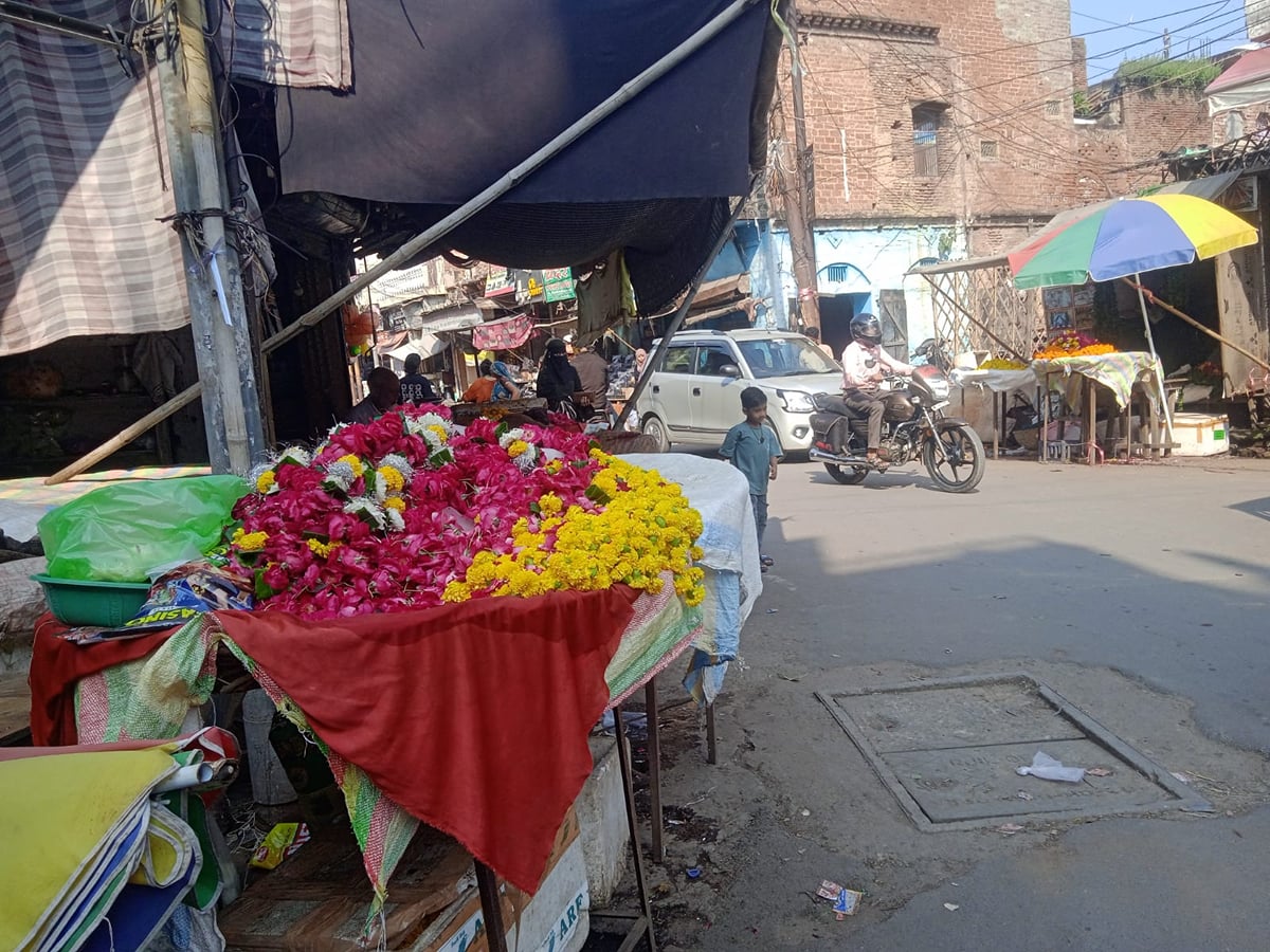 Etawah News: रामनवमी व दशहरा में महंगे हुए फूल के दाम, जमकर हुई खरीदारी