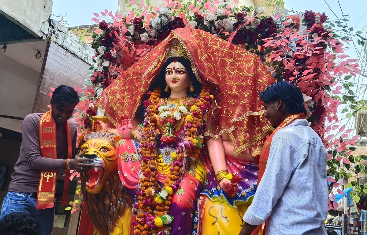 Etawah News: बैंड-बाजे के साथ निकली मां दुर्गा की भव्य शोभायात्रा