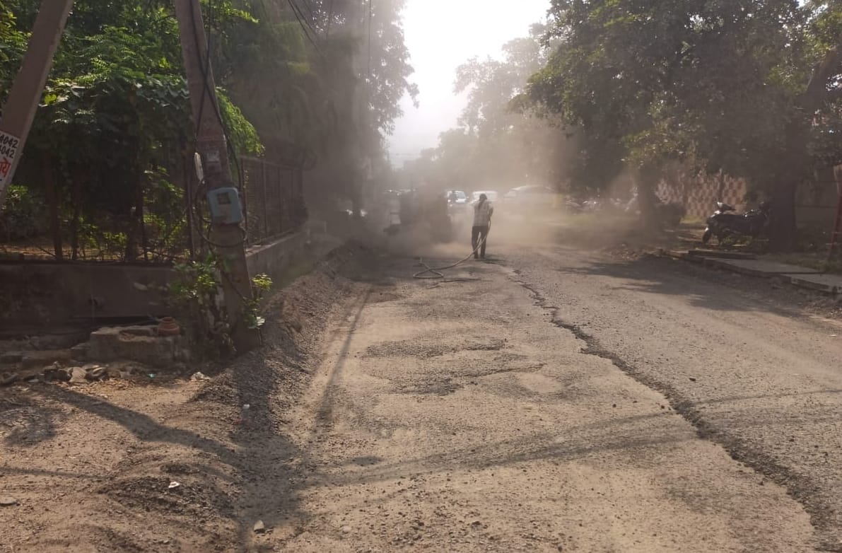 फोटो-53: सेक्टर छह में अधूरा पड़ा रोड का निर्माण कार्य। संवाद