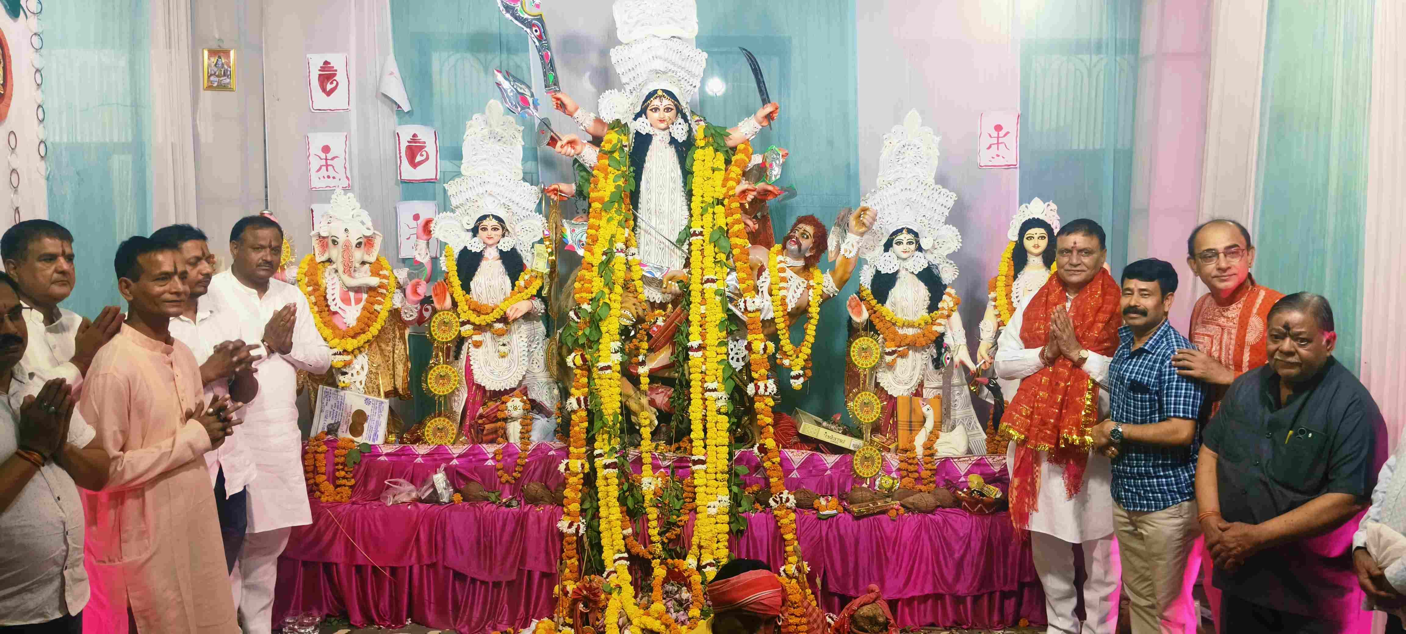 -फोटो 88 : दुर्गा कॉलोनी में आयोजित कार्यक्रम में पहुंचे विधायक राजेश जून व मौजूद अन्य। स्रोत क