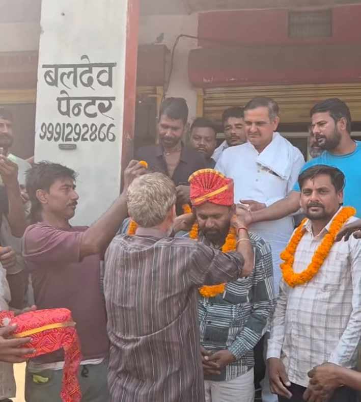 फतेहाबाद में नए प्रधान का स्वागत करते हुए स्त्रोत आयोजक