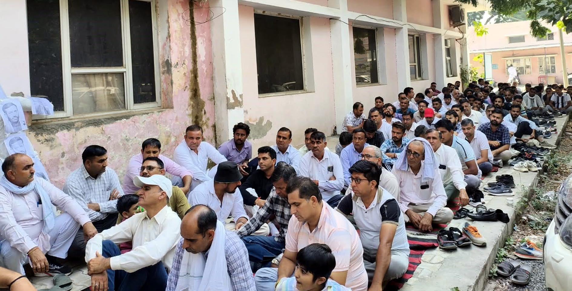 फतेहाबाद। निजीकरण के विरोध प्रदर्शन करते बिजली कर्मचारी। संगठन