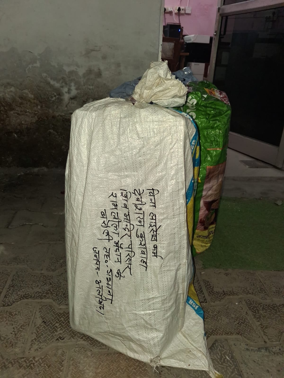 Aligarh News: गोदाम से प्रतिबंधित सिरप की तीन पेटियां बरामद, 349 शीशियां सीज