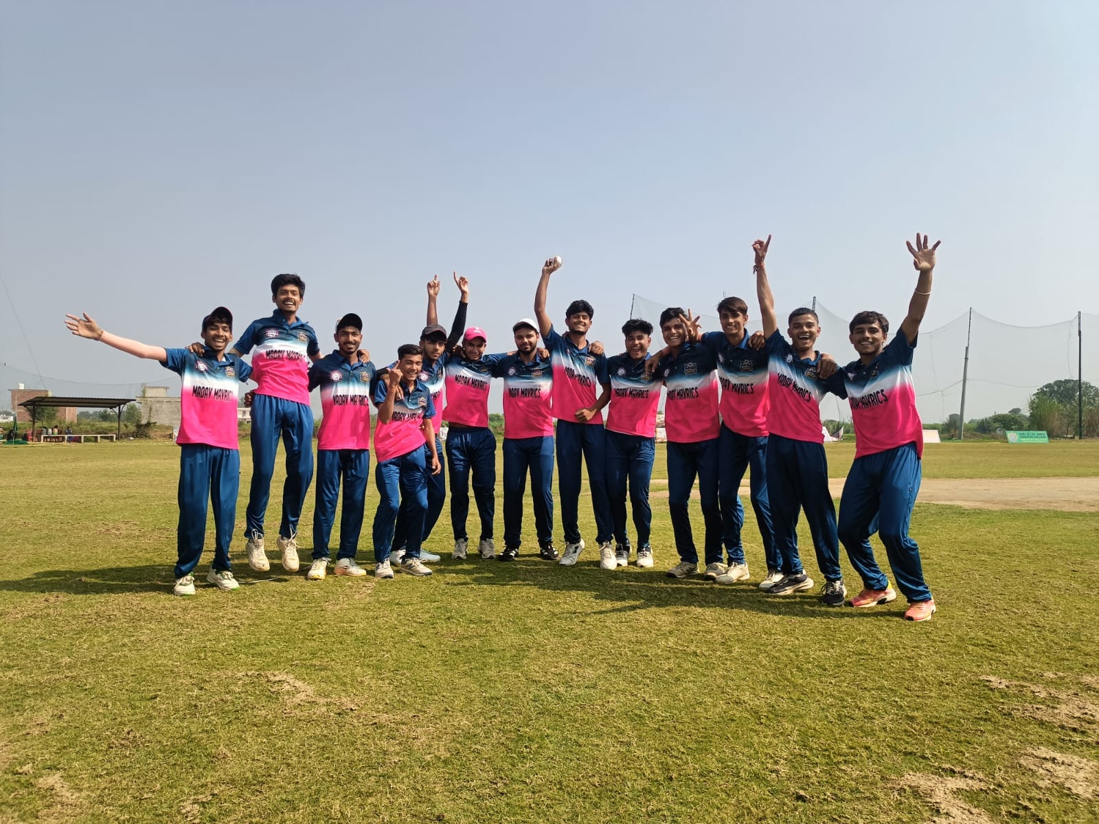 गांव सिंभालका में आयोजित क्रिकेट लीग में माधव मैवरिक्स की विजेता टीम खुशी मनाते हुए। संवाद