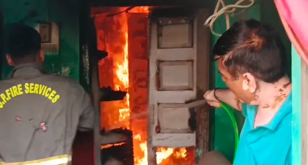 घर में लगी आग को बुझाते फायरकर्मी। संवाद