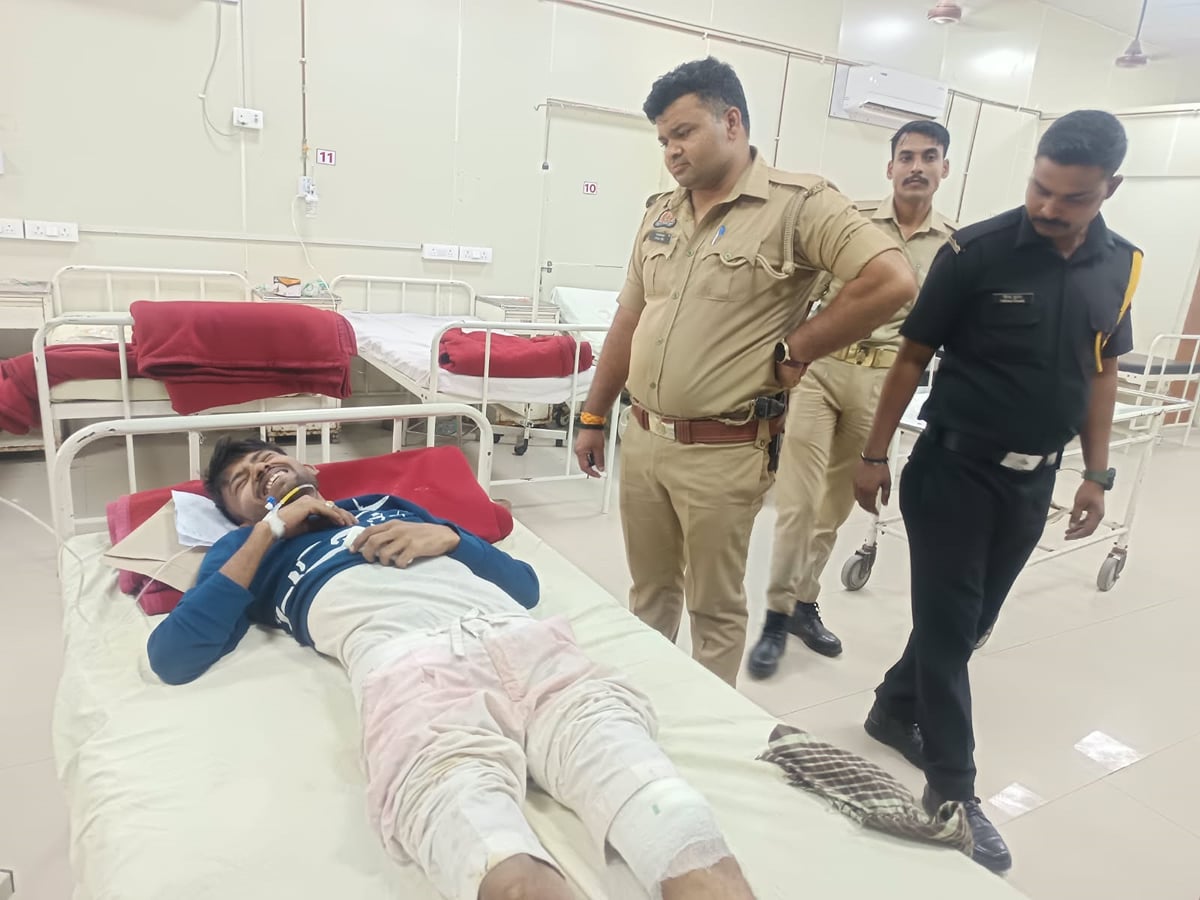 Firozabad News: मेडिकल कॉलेज में घायल युवक को पीटने का आरोप, हंगामा