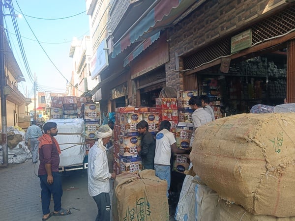 Hathras News: धनतेरस से पहले खनका बर्तन बाजार, स्टॉक की भरमार