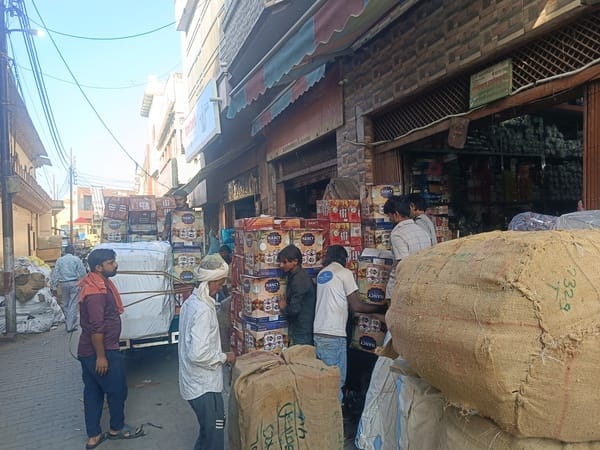होली वाली गली में वाहन में बर्तन लादते कर्मचारी। संवाद