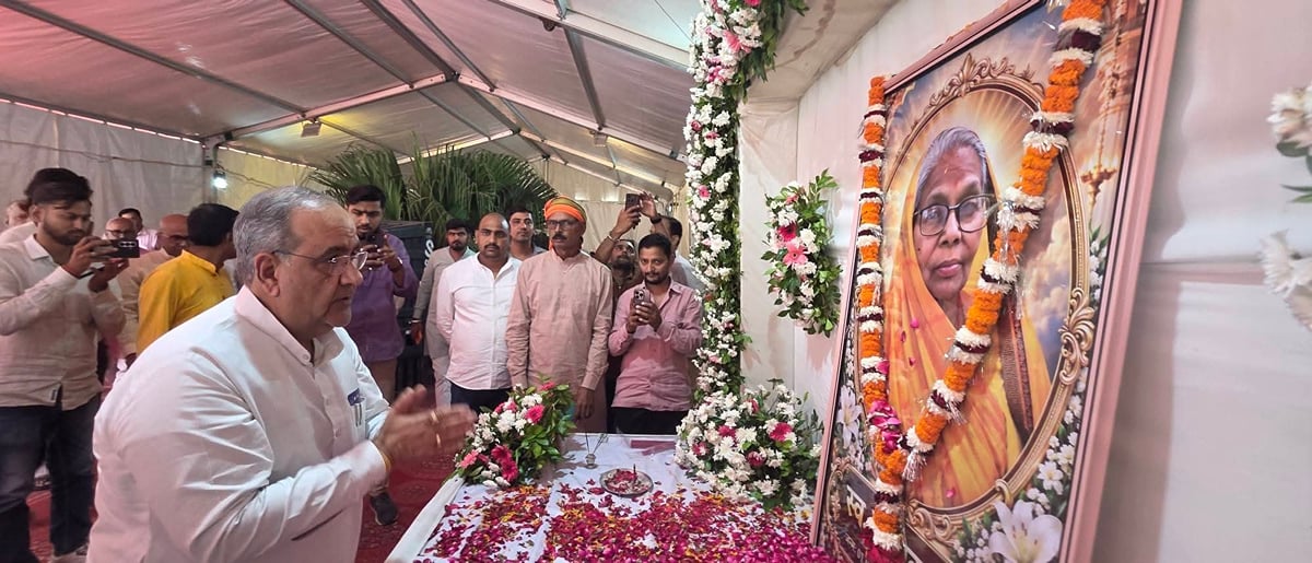 Basti News: तेलियाजोत पहुंचे भाजपा के पूर्व प्रदेश अध्यक्ष, अर्पित की श्रद्धांजलि