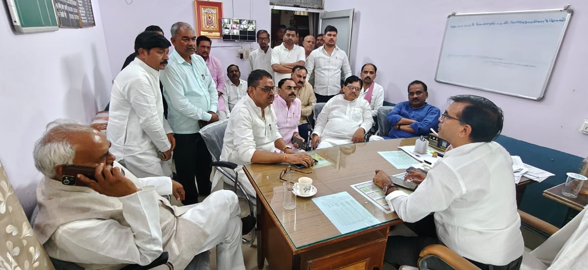 Mirzapur News: सपा ने लगाया भाजपा प्रत्याशी के पक्ष में मतदान के लिए दबाव बनाने का आरोप