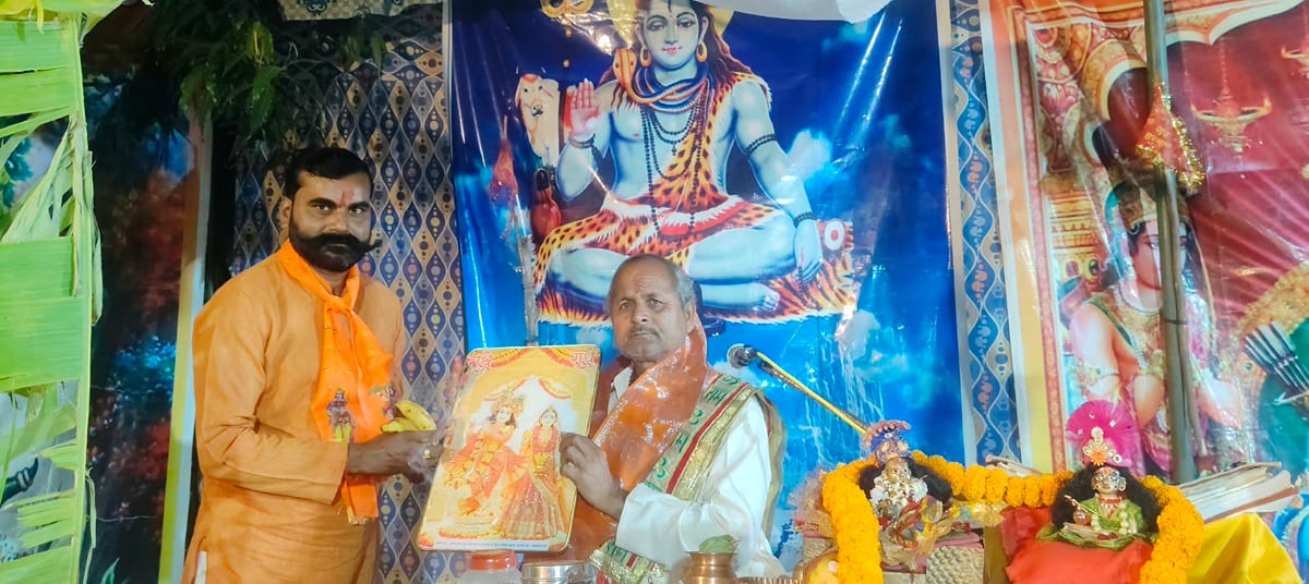 Bareilly News: छापा मारकर पुलिस ने पकड़े अवैध पटाखे, दुकानदार हिरासत में