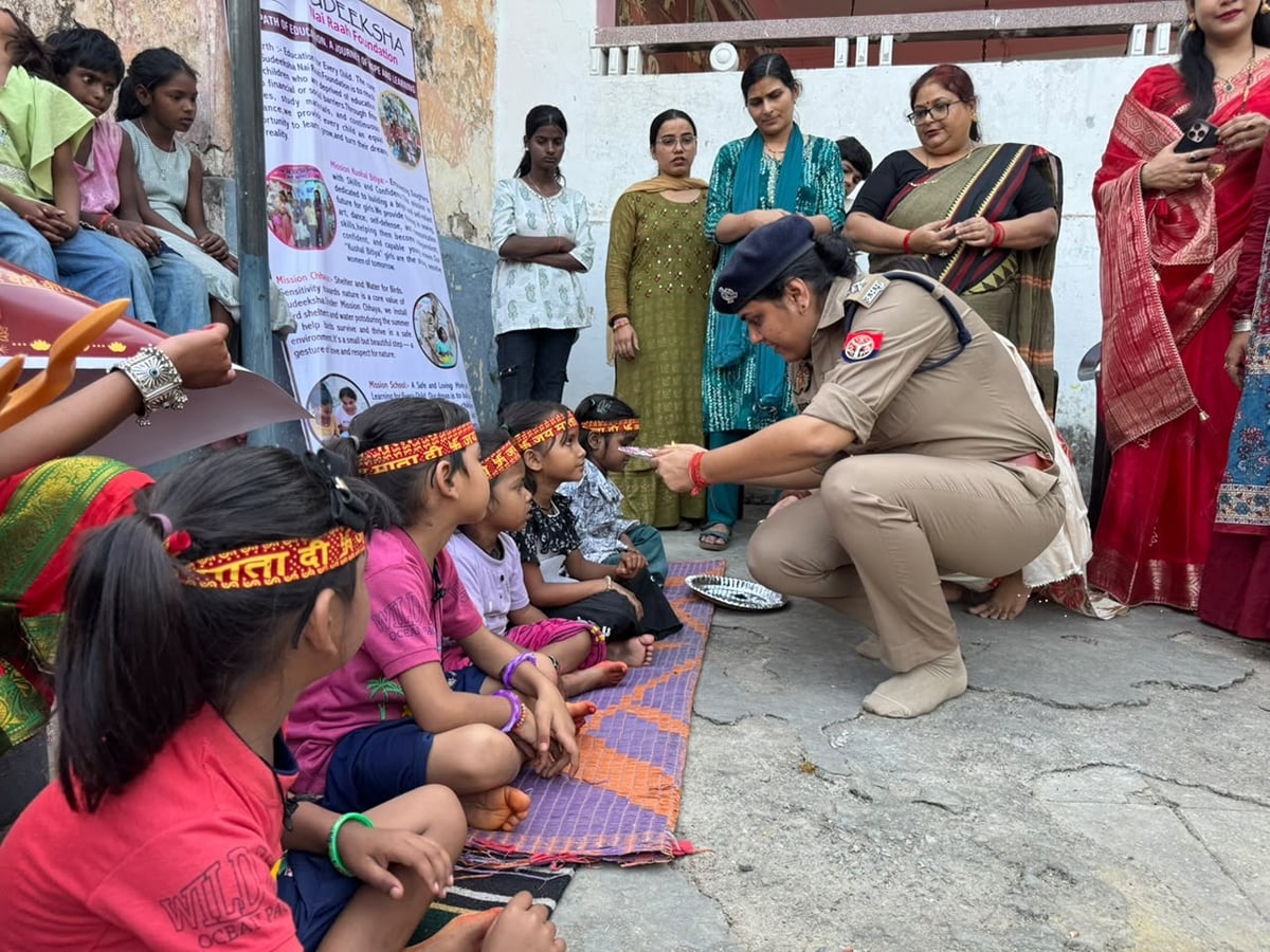Azamgarh News: कन्या पूजन में बेटियों की सुरक्षा, शिक्षा और आत्मनिर्भरता का संदेश
