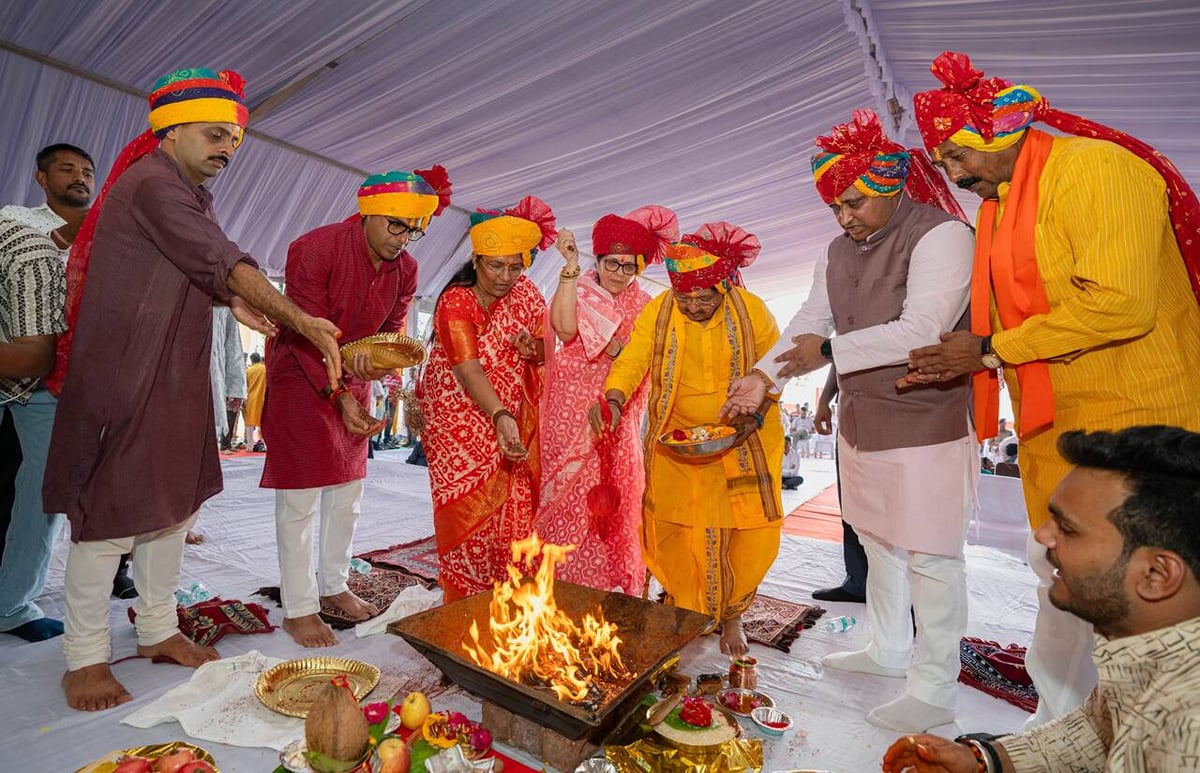 धार: शस्त्र पूजन समारोह में पहुंचे कैलाश विजयवर्गीय, कांग्रेस पर साधा निशाना, बोले- राहुल गांधी रहस्यमय नेता