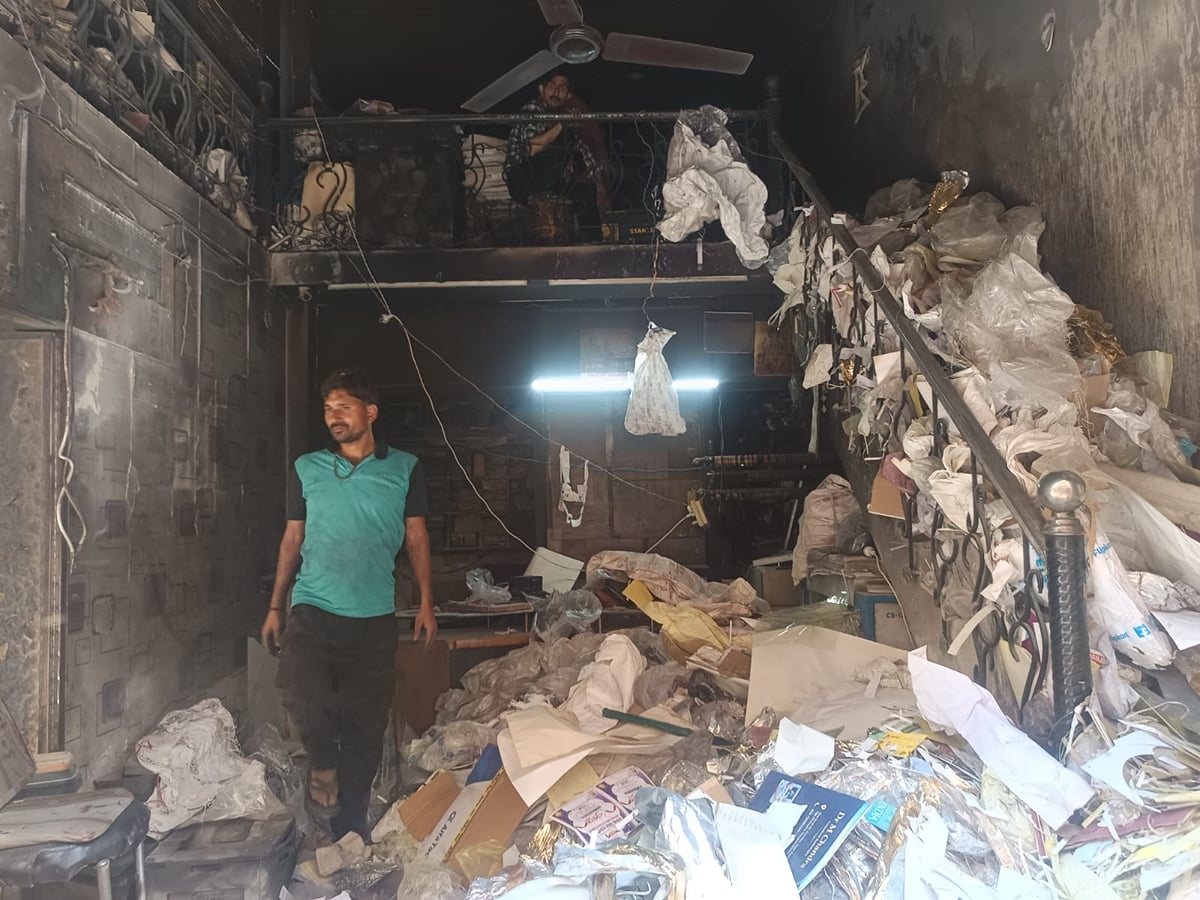 Firozabad News: ग्राफिक्स की दुकान में शॉर्ट सर्किट से लगी आग, सामान जला