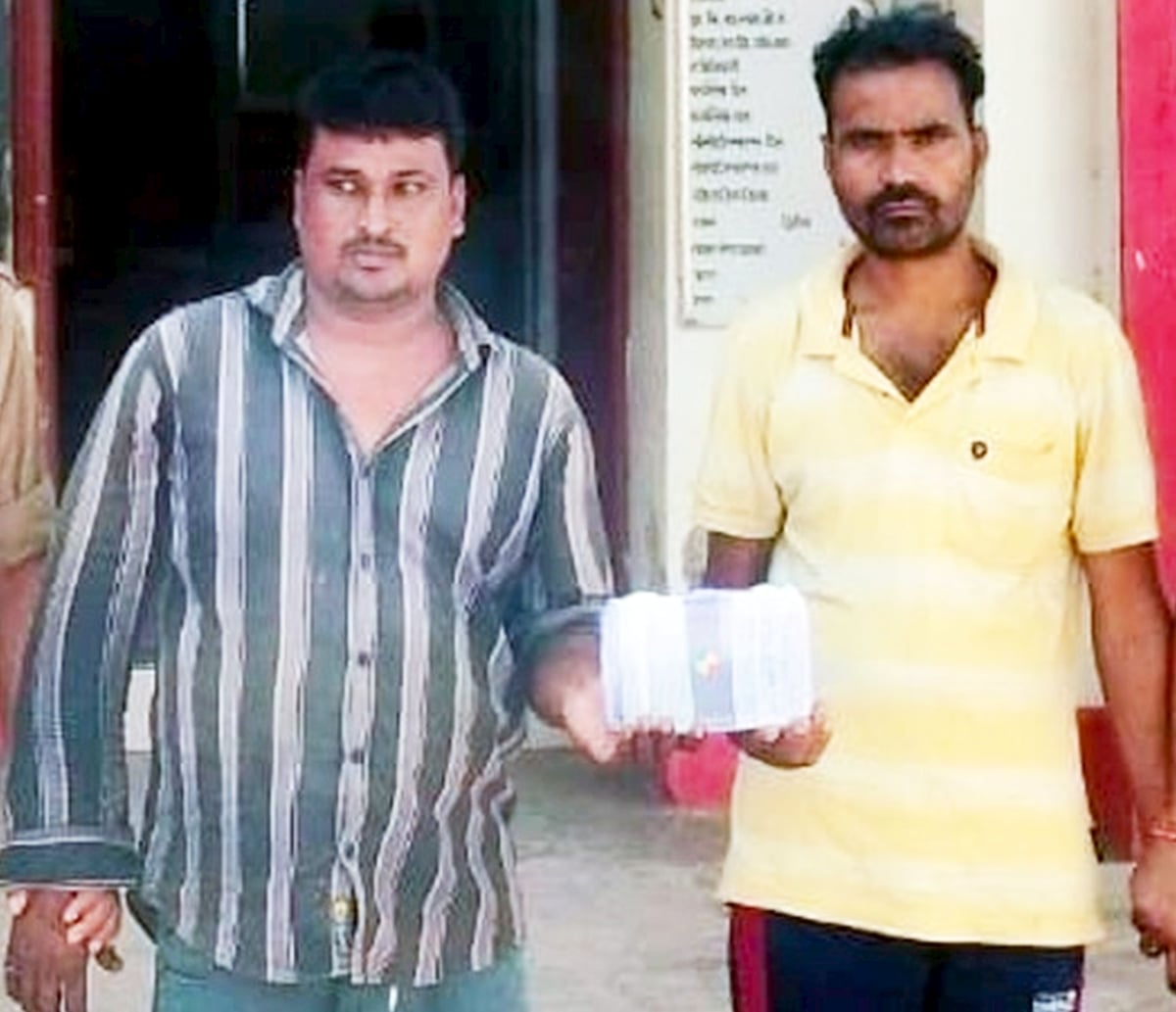 Fatehpur News: कार सवारों से मारपीट कर मोबाइल लूटने वाले दो गिरफ्तार