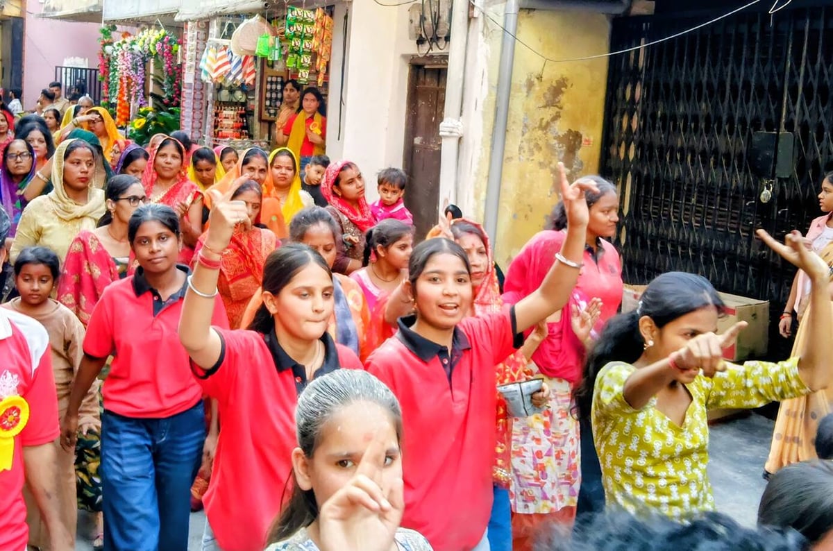 Meerut News: मां दुर्गा की विसर्जन शोभायात्रा धूमधाम से निकली