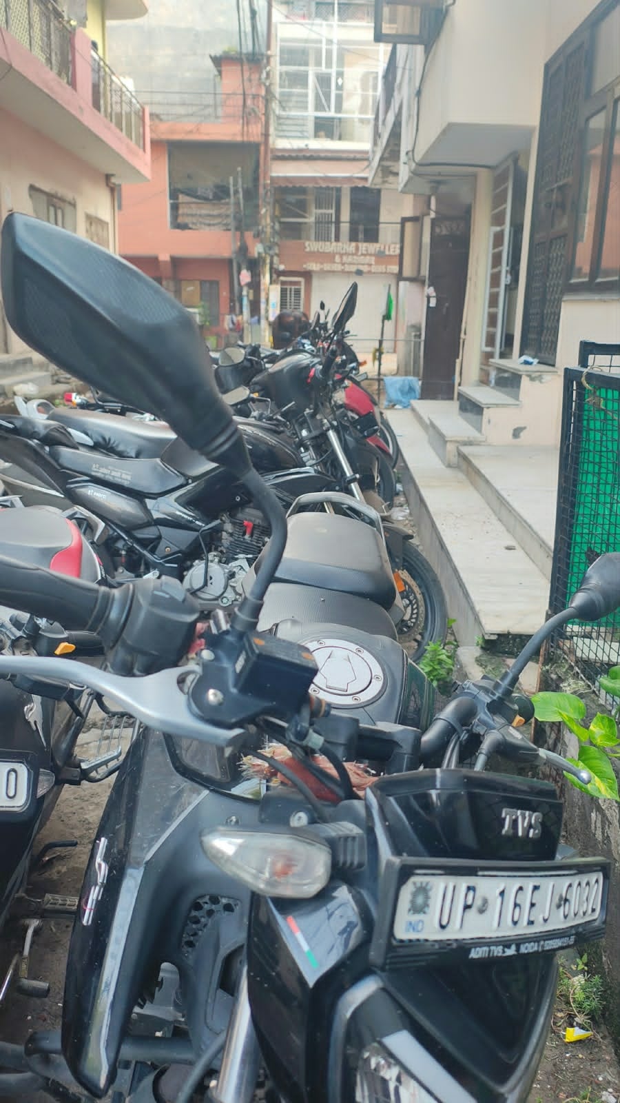 मेरी आवाज सुनो : अनजान वाहनों की पार्किंग