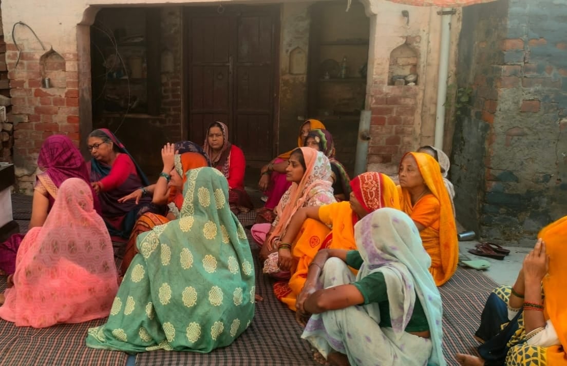 Etah News: हाईवे पर दो ट्रकों की भिड़ंत, केबिन में फंसा चालक