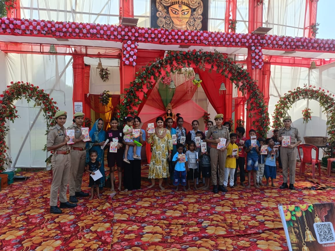 Ballia News: बांटे पर्चे, गुड टच-बैड टच और हेल्पलाइन नंबरों की दी जानकारी