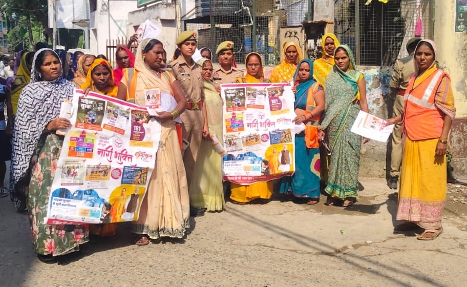 Azamgarh News: महिलाओं को किया जागरूक, सफाईकर्मियों का सम्मान
