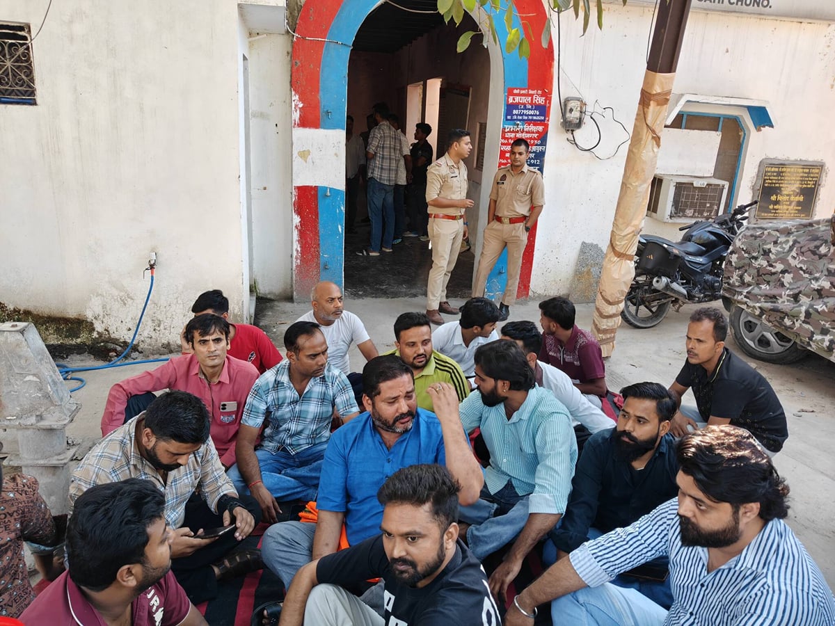 Ghaziabad News: दरोगा पर अभद्रता का आरोप  लगाकर चौकी के सामने धरने पर बैठे बजरंग दल के कार्यकर्ता