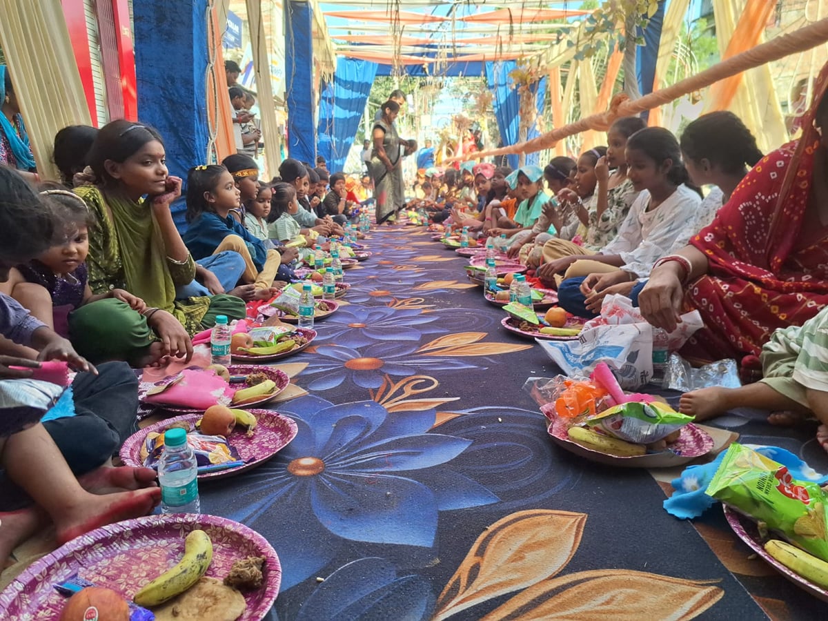 Mau News: श्री दुर्गा समिति ने किया भंडारा