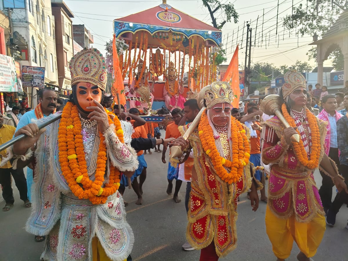 Jaunpur News: 12 कुम्हारों ने गाजे-बाजे के साथ निकाली रामरथ शोभायात्रा
