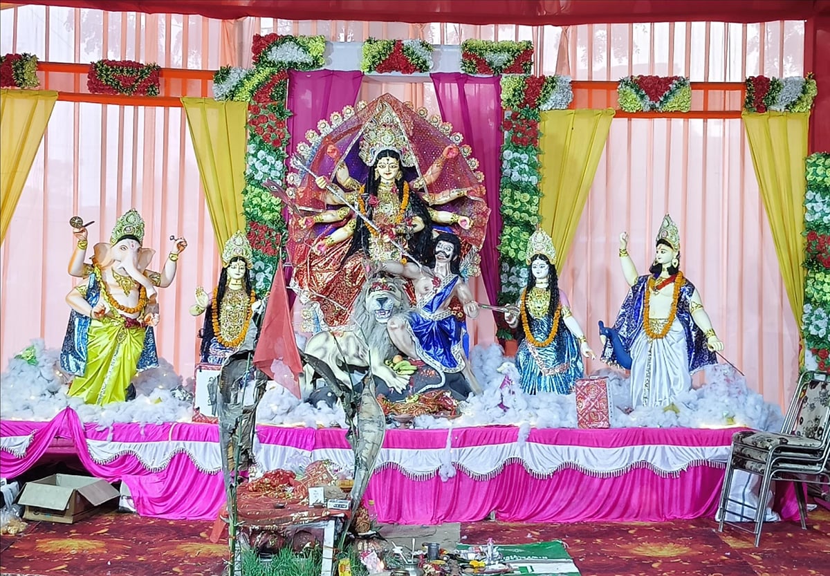 Sonebhadra News: दुर्गा पूजा पंडालों में उमड़ी श्रद्धालुओं की भीड़