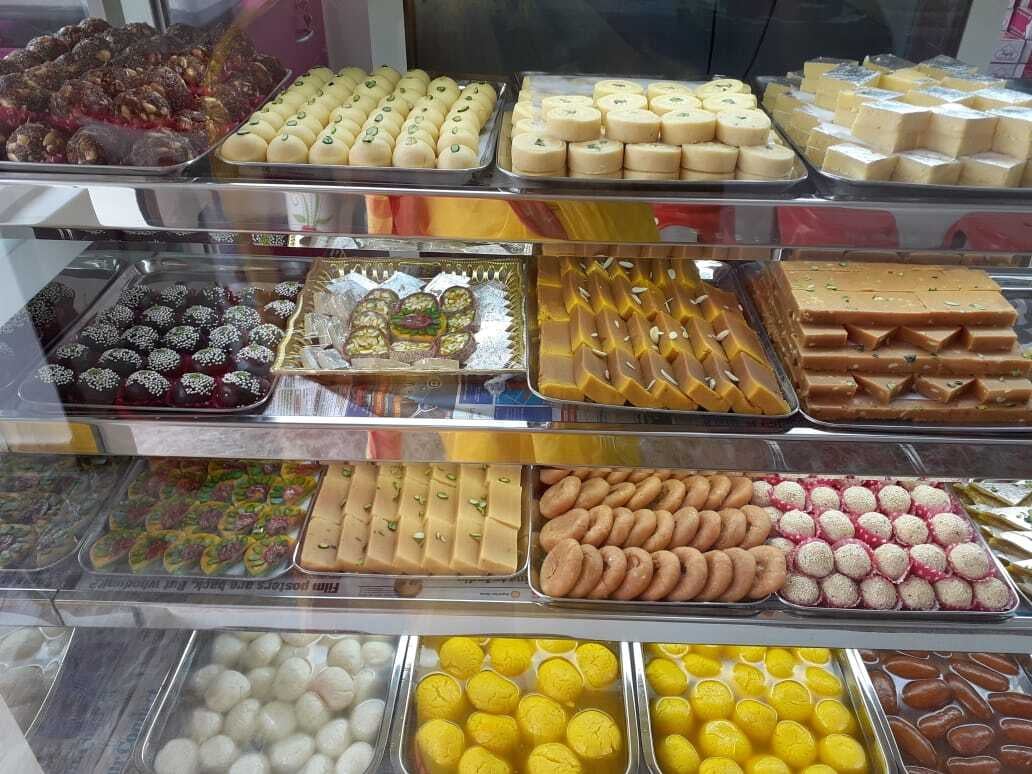Ballia News: मिठाई की दुकानों पर नियम गायब, त्योहार में भी खाद्य विभाग की जांच सुस्त