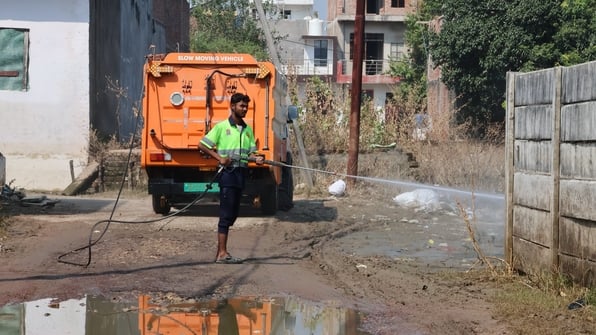 Lucknow News: बाढ़ के बाद कीचड़ और मच्छरों से जंग, 1,350 सफाईकर्मी मैदान में