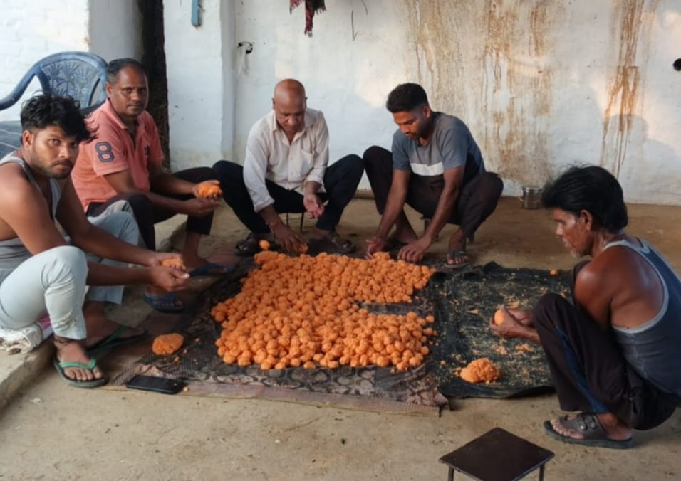 नजीबाबाद के नांगल सोती में गुड़ तैयार करते कारीगर। संवाद