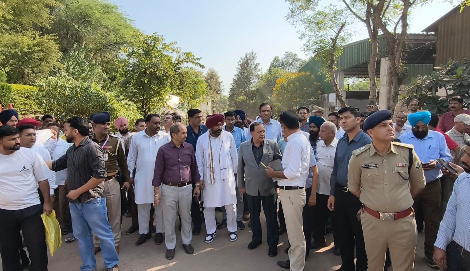 नालागढ के माजरा स्थित सोलिड वेस्ट मेनेजमेंट पंलाट से निकल रहे प्रदूषण को लेकर अधिकारियो से बातच