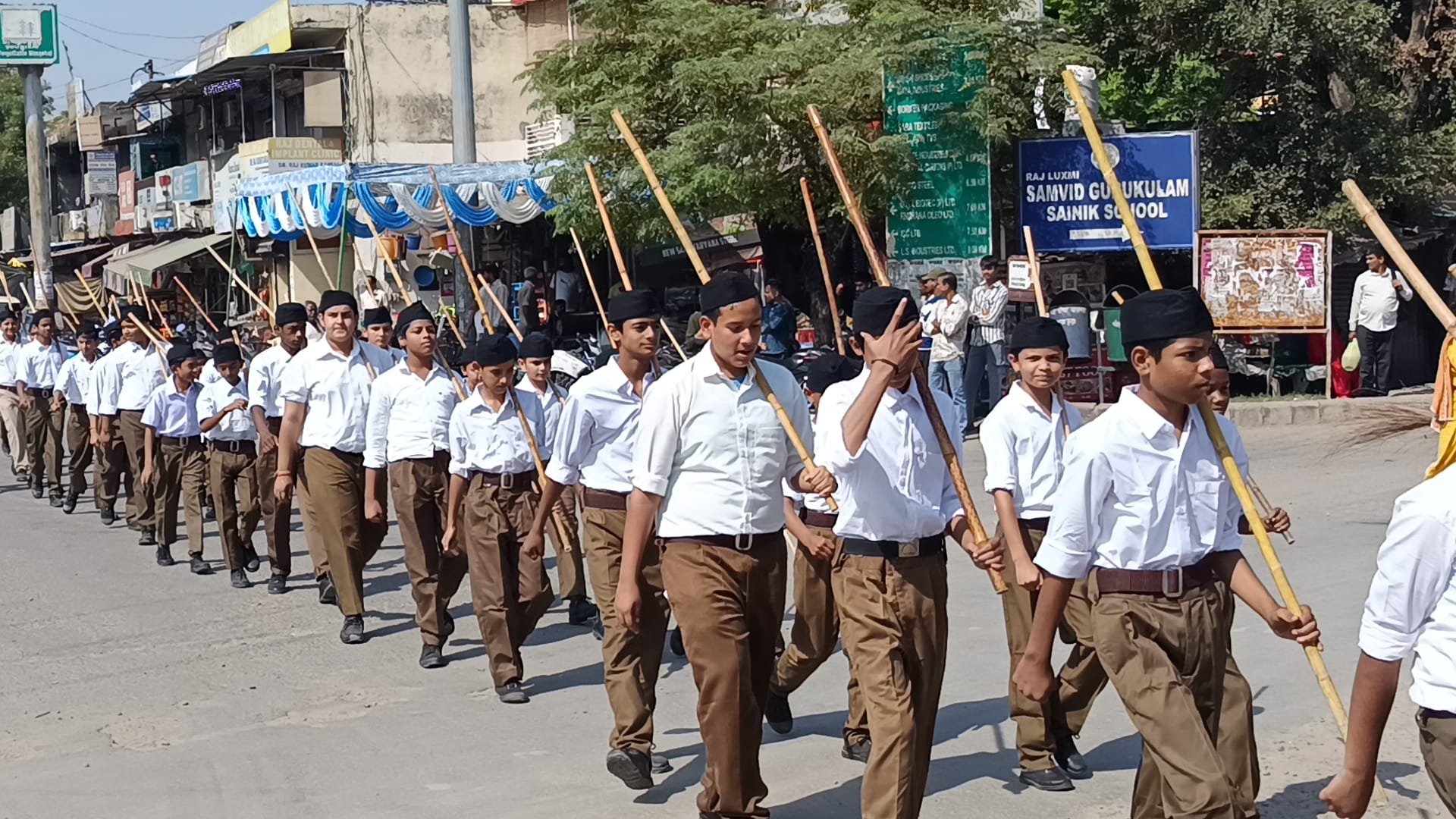 नालागढ़ मे पूर्ण गणवेश में पथ संचलन करते हुए स्वयंसेवक। संवाद