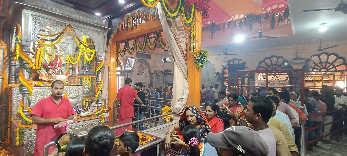 Sant Kabir Nagar News: देवी मंदिरों में आस्था का रेला, मांगी सुख-समृदि्ध