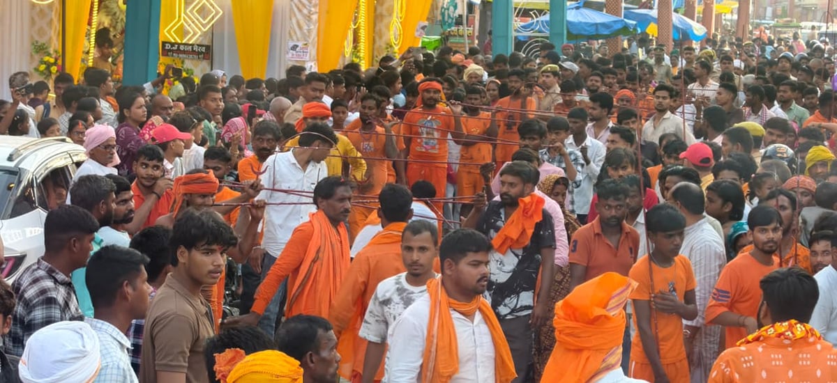 Ballia News: गले में भाला छेदकर निकाला जुलूस