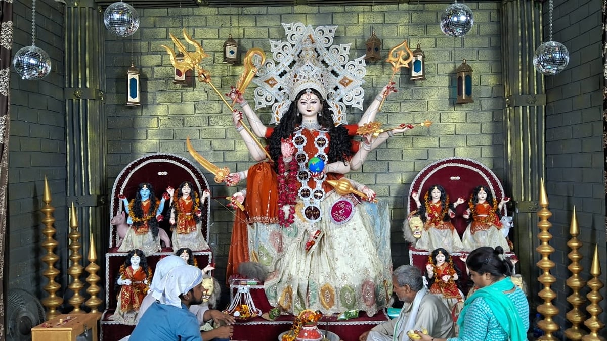 Azamgarh News: पूजा पंडालों से गायब हुआ बुराई का प्रतीक महिषासुर