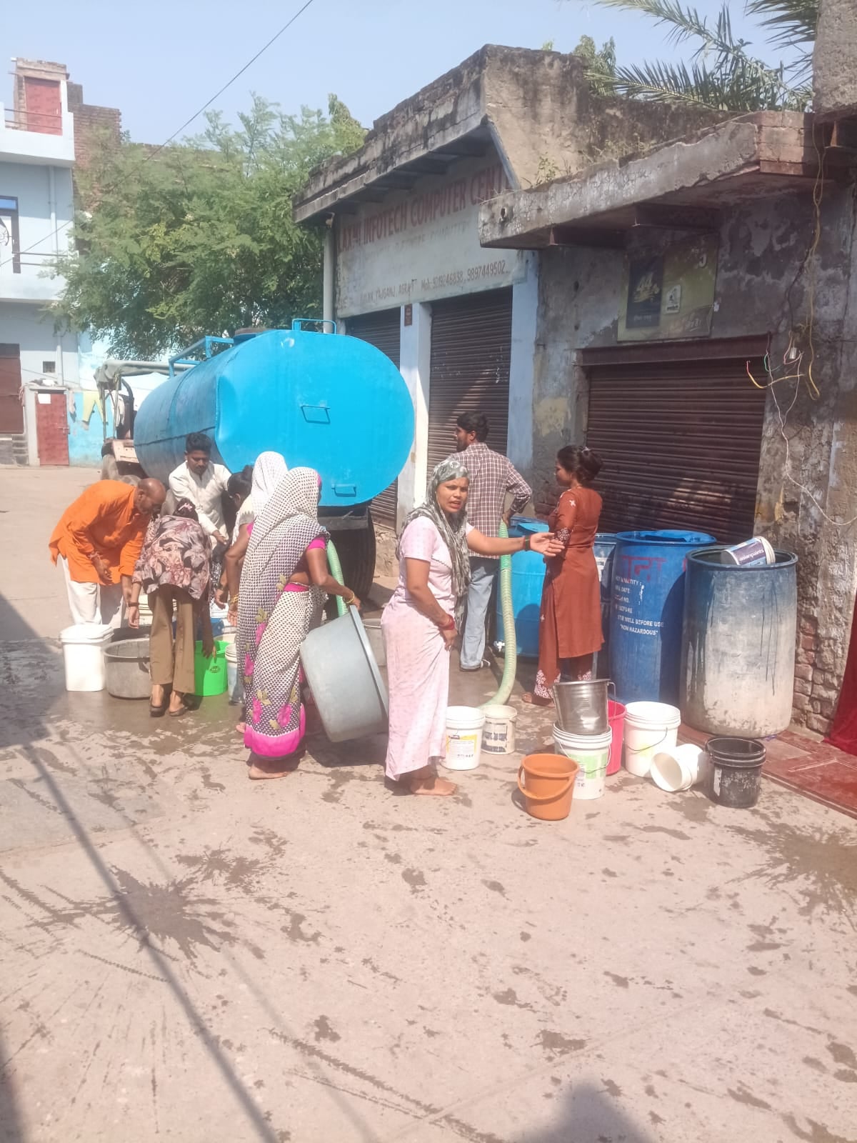 Agra News: महानवमी पर पानी की मारामारी, लोग बूंद-बूंद को तरसे