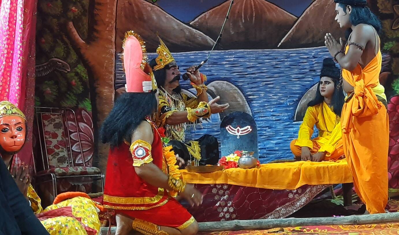 पुरानी कोतवाली में रामलीला के दौरान मंचित रामेश्वरम स्थापना और सेतु निर्माण का दृश्य । स्रोत-आय