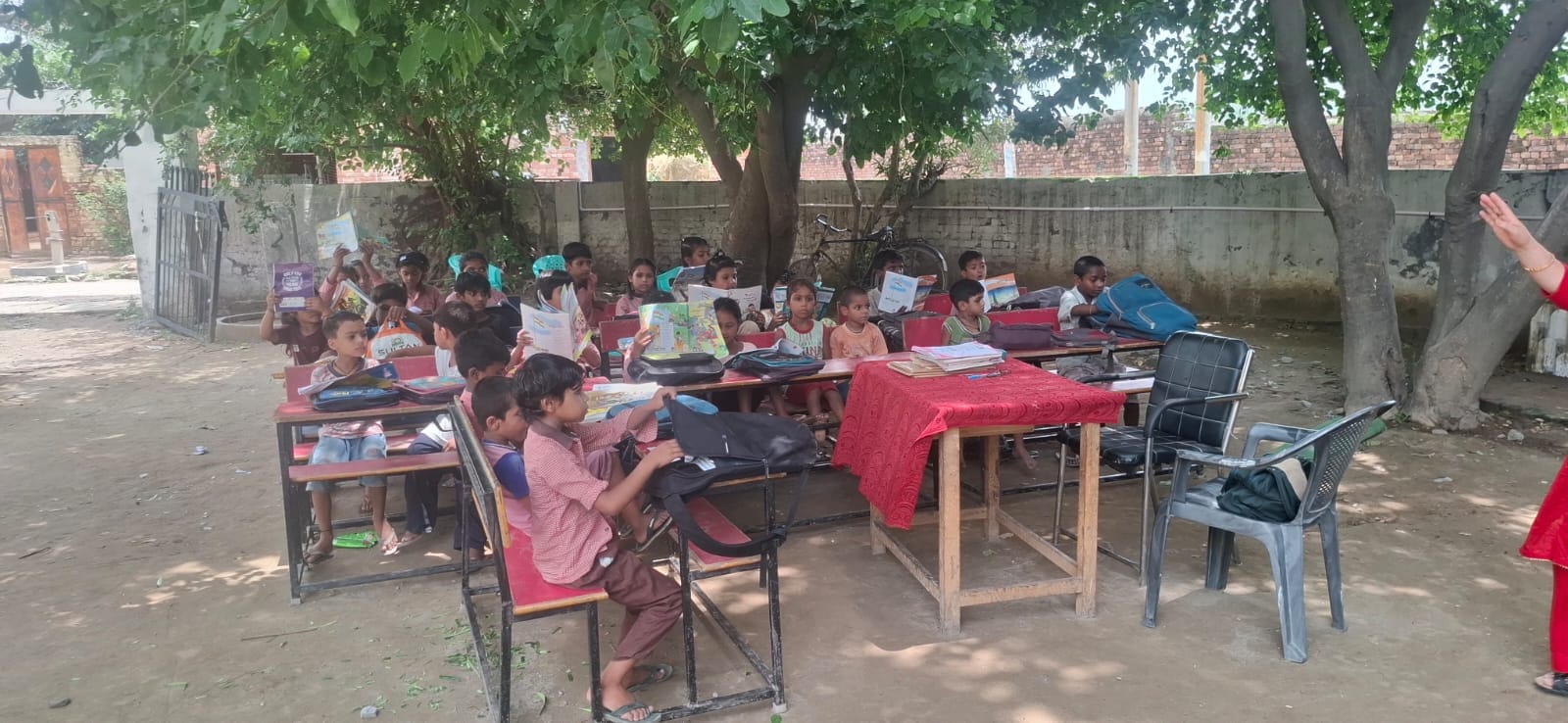 प्राथमिक विद्यालय अलाउदीनपुर का जर्जर भवन का ध्वस्तीकरण होने के बाद मजबूरी में खुले में चलती पढ