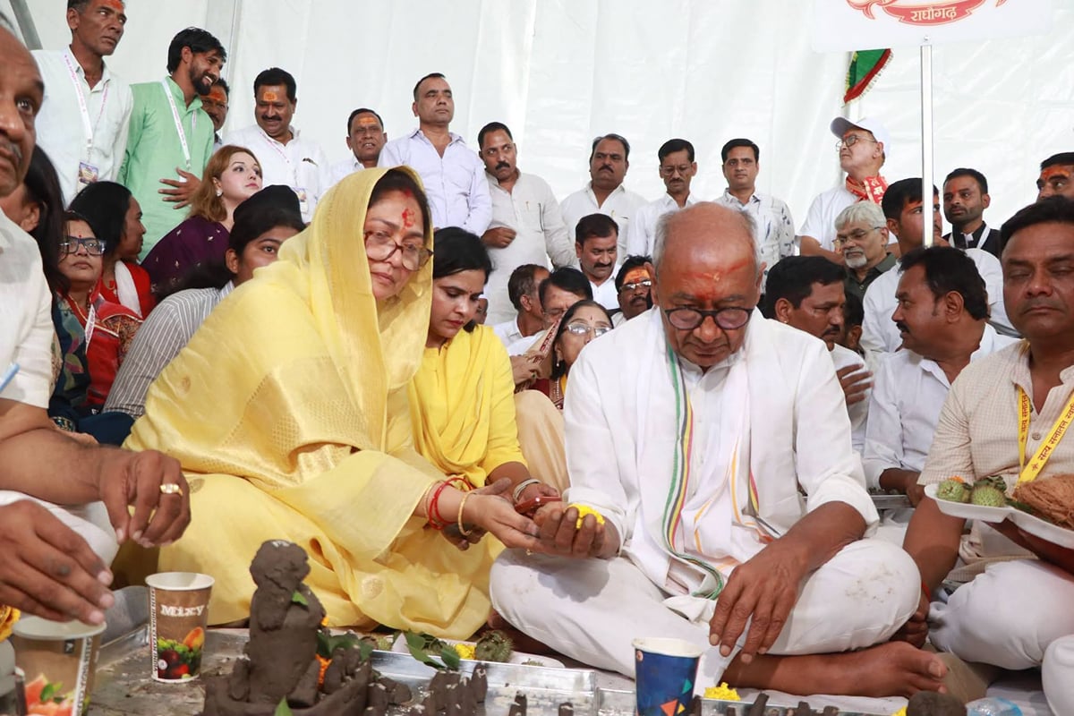 उज्जैन: महाकाल की नगरी से दिग्विजय सिंह की ‘सत्य सनातन स्वाभिमान यात्रा’ शुरू, 950 किमी चलकर अयोध्या पहुंचेंगे