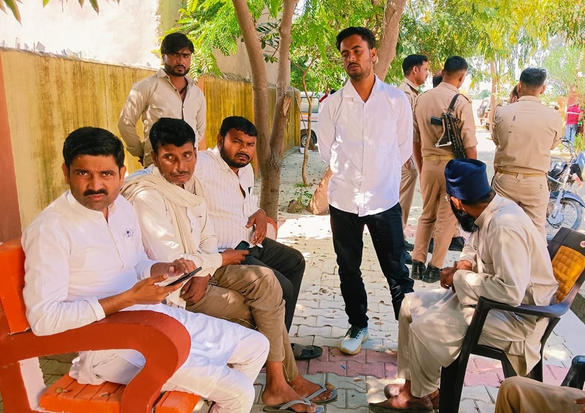 Shahjahanpur News: एक बाइक पर थे चार सवार...हादसे में एक की मौत, तीन अन्य घायल