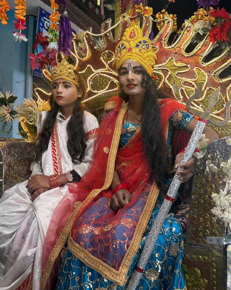 Shahjahanpur News: शोभायात्रा में देवी स्वरूपों पर पुष्पवर्षा