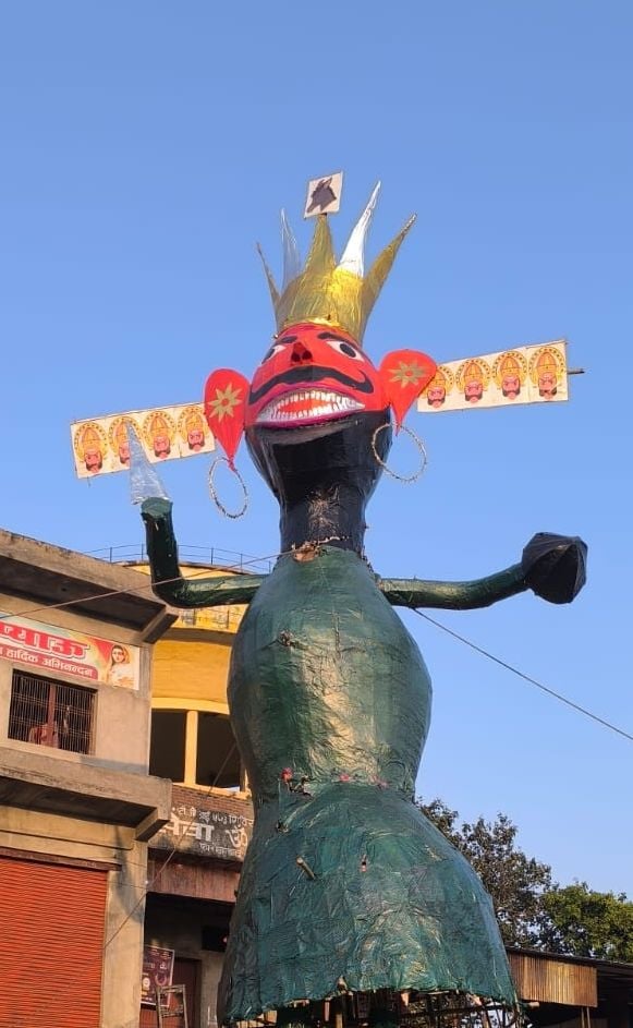 Firozabad News: रामलीला मैदान में रावण के पुतले के मुकुट पर गधे का पोस्टर लगाया, विवाद