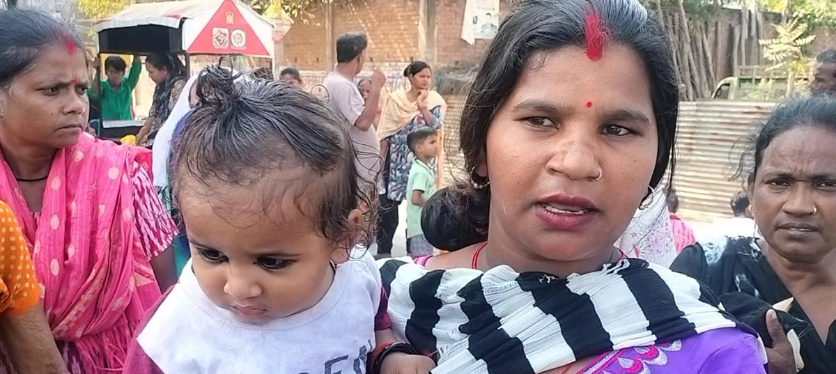 Lucknow News: राशन के लिए सुबह से इंतजार, राहत केंद्र पर लटका मिला ताला