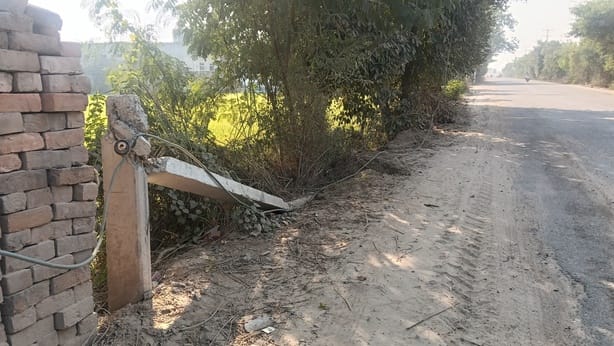 रावलधी भिवानी लिंंक मार्ग पर टूटा पड़ा बिजली पोल, जहां से आरओबी तक बिजली आपूर्ति पहुंचाई गई है।
